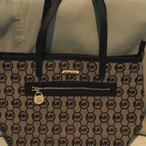 Final sale price❗️Michael Kors tote bag No Offers Please Thanks for looking